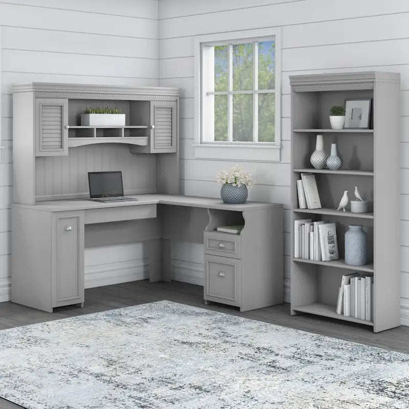 Bureau d'angle en L 60 W Fairview avec huche et bibliothèque de Bush Furniture