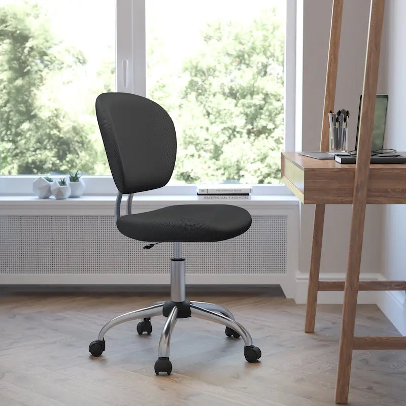 Chaise de bureau pivotante à roulettes, dossier mi-hauteur en maille filet, rembourrée, avec piètement chromé