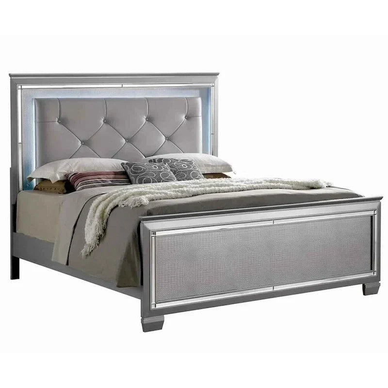 Lit queen-size ou king-size texturé avec des accents de garniture argentée, beige