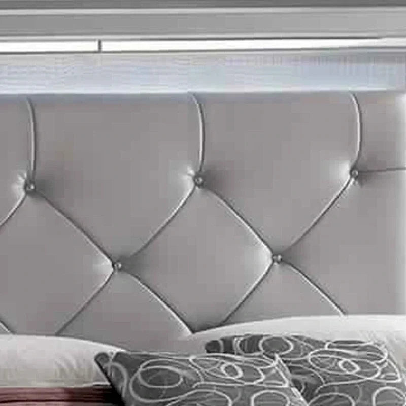 Très grand lit (California King) texturé avec garnitures argentées, beige