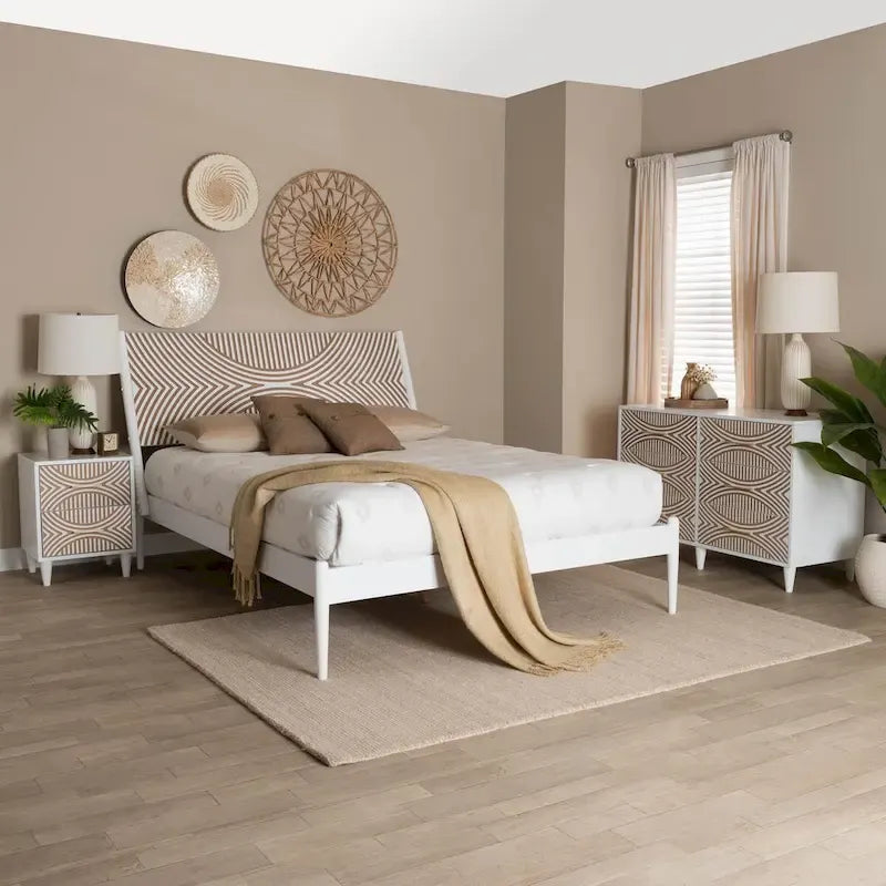 Ensemble de chambre Louetta Coastal White avec détails sculptés et contrastés (3 ou 4 pièces, plusieurs tailles de lit)