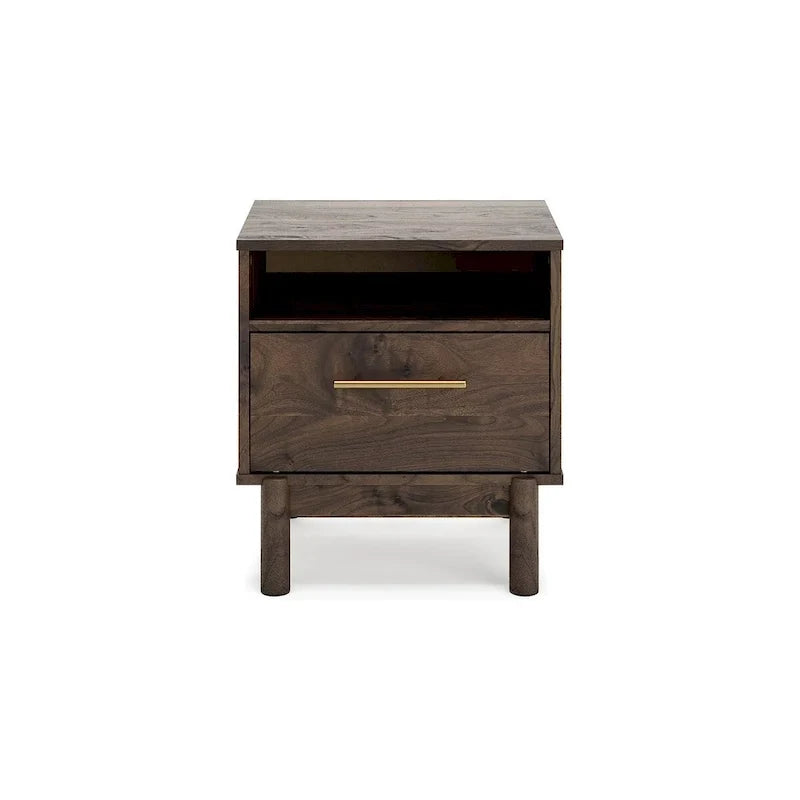 Lit plateforme Calverson Mocha de Signature Design by Ashley avec 2 tables de chevet