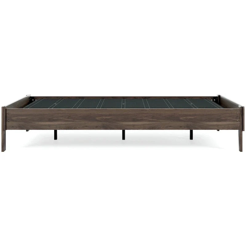 Lit plateforme Calverson Mocha de Signature Design by Ashley avec 2 tables de chevet