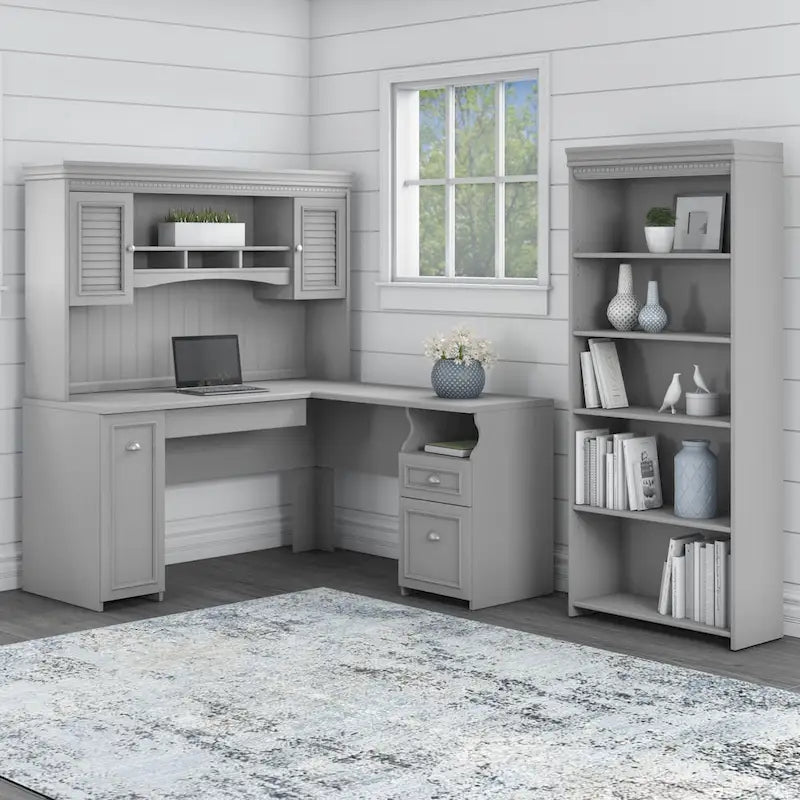 Bureau d'angle en L 60 W Fairview avec huche et bibliothèque de Bush Furniture