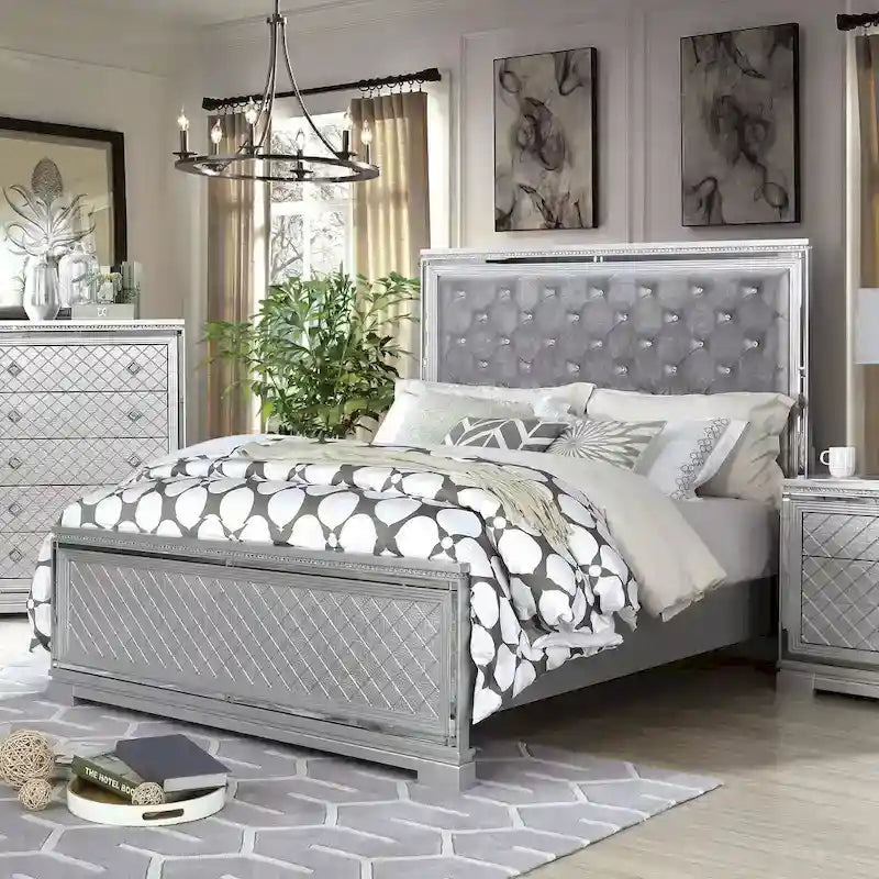 Lit à panneaux rembourré en tissu argenté Seleena Glam avec boutons capitonnés par Furniture of America