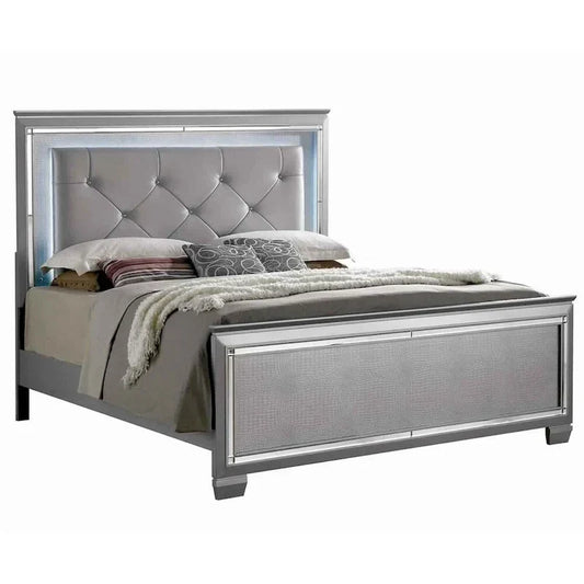 Lit queen-size ou king-size texturé avec des accents de garniture argentée, beige