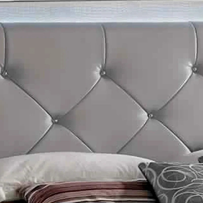 Lit queen-size ou king-size texturé avec des accents de garniture argentée, beige