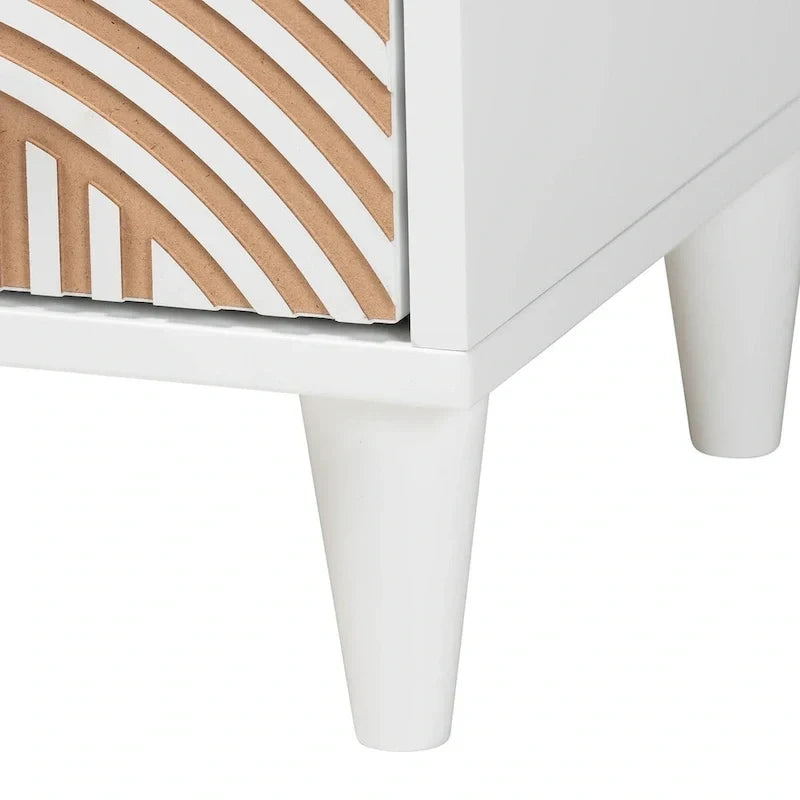 Ensemble de chambre Louetta Coastal White avec détails sculptés et contrastés (3 ou 4 pièces, plusieurs tailles de lit)