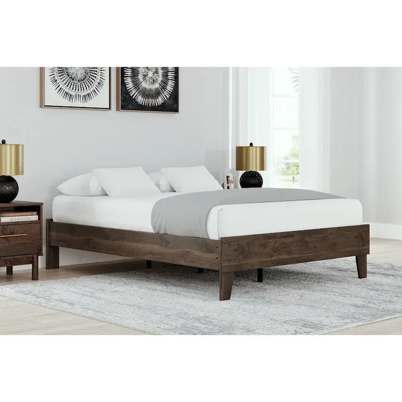 Lit plateforme Calverson Mocha de Signature Design by Ashley avec 2 tables de chevet
