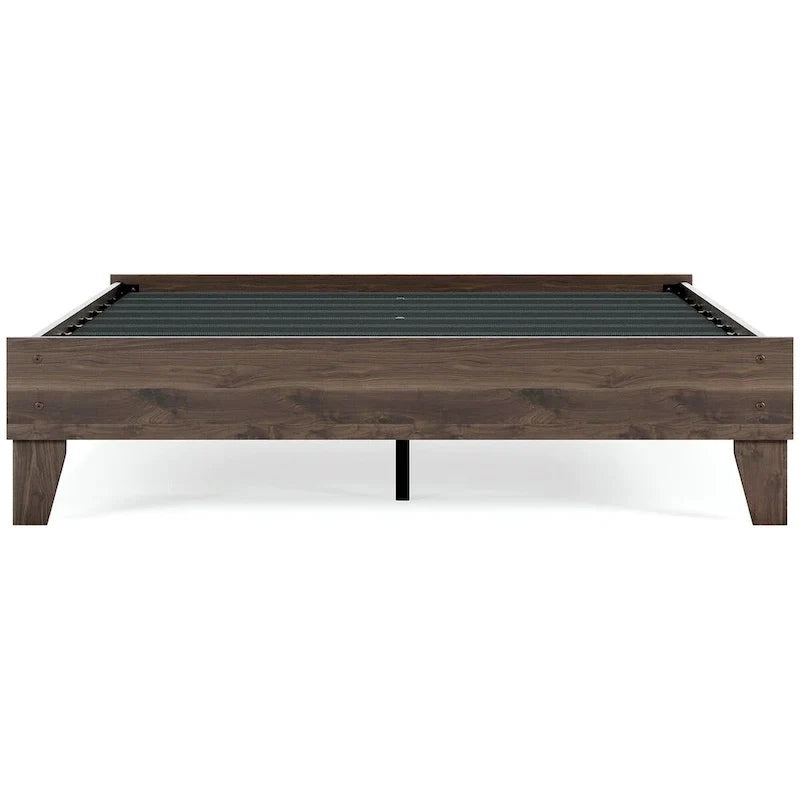 Lit plateforme Calverson Mocha de Signature Design by Ashley avec 2 tables de chevet