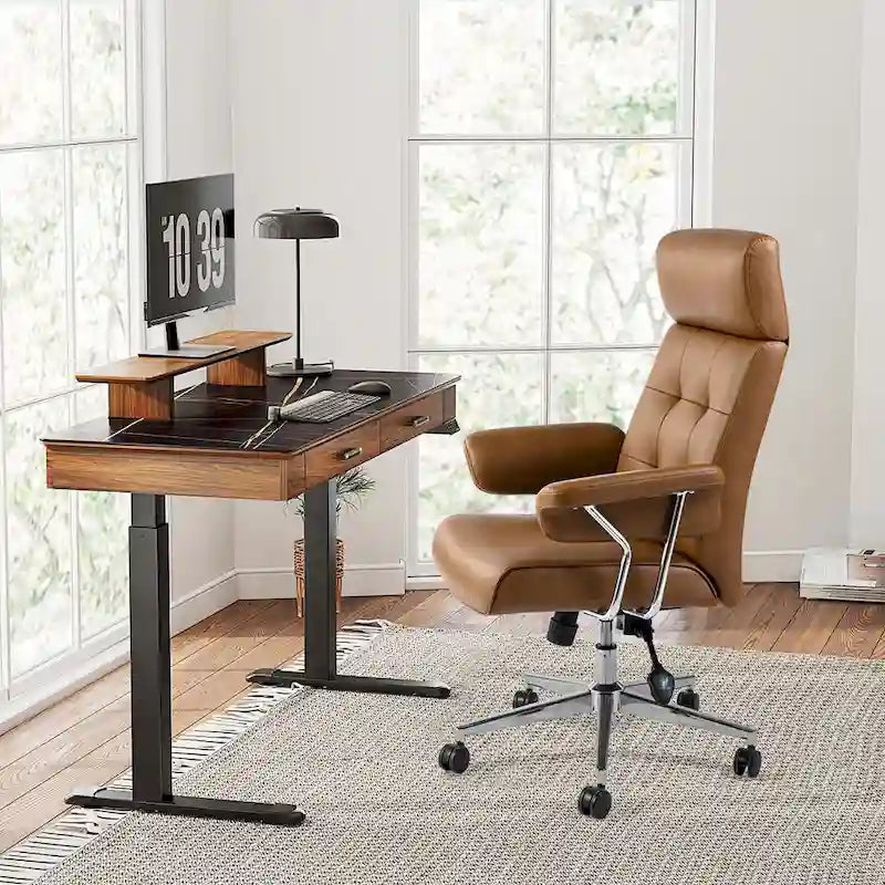 Chaise de bureau pivotante à dossier haut et accoudoirs, réglable par vérin à gaz, en similicuir marron, style Mid-Century Modern, par Glitzhome